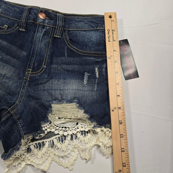 No Boundaries Crochet Lace Trim Distressed Denim Shorts Dark Wash Size 3 Womens - Picture 4 of 8